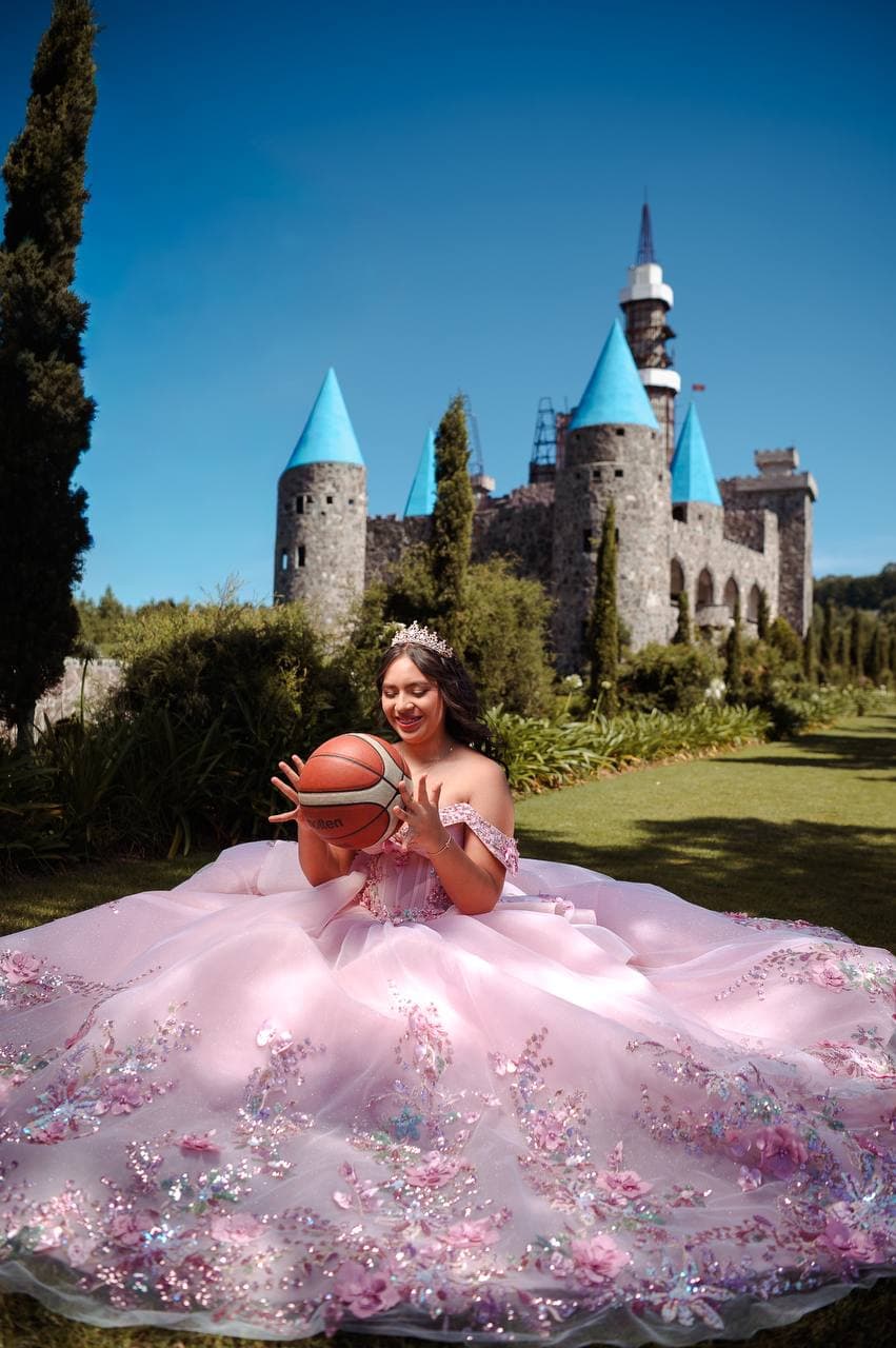 Quinceañera maquillada y peinada por Magic Makeup Pro