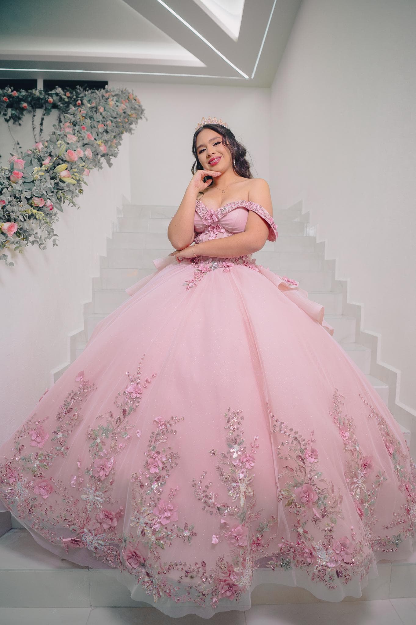 Proceso de maquillaje y peinado profesional de quinceañera