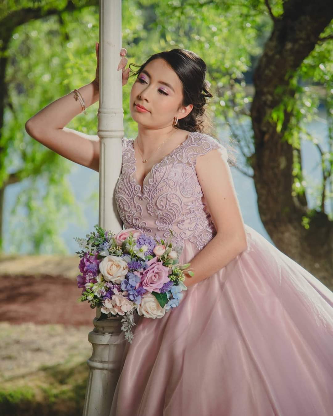 Quinceañera con maquillaje y peinado profesional de Magic Makeup Pro