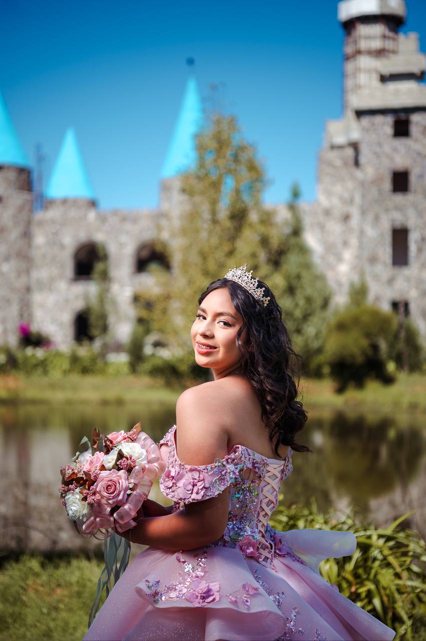 Quinceañera con maquillaje y peinado profesional de Magic Makeup Pro